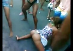 Dos lesbianas calientes se divierten lamiendo sus coños mojados en el travestis argentinas follando sofá